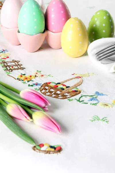 Osterplatz auf einer eleganten Tischdecke aus Leinen. Diese Falle — Stockfoto