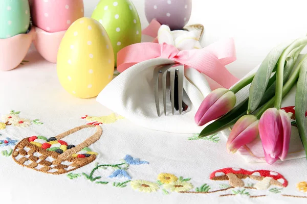 Easter place setting on an elegant linen table cloth.  This trad Royalty Free Stock Images