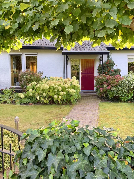 オランダのレンガ造りの家と庭 — ストック写真
