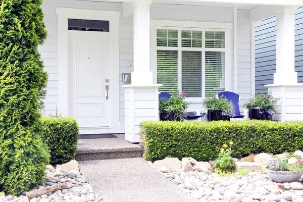 Hermosa Casa Blanca Contemporánea Estrenar Barrio Canadiense Puerta Principal Con —  Fotos de Stock