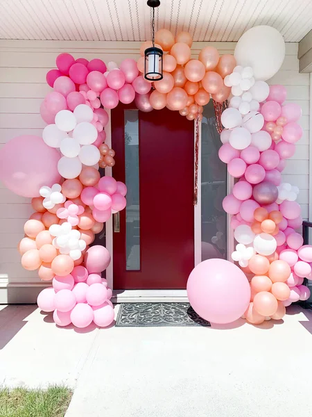 粉红的生日 派对气球围绕着一个新房子的前门 — 图库照片