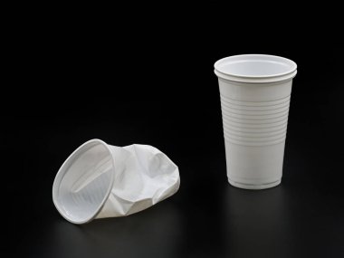 Siyah arka plan üzerine izole ezilmiş ve yeni plastik bardak