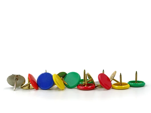 Lijn van kleurrijke push pins geïsoleerd op een witte achtergrond, vooraanzicht kopie ruimte — Stockfoto