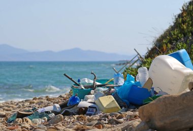 Plastik Çöp ve atıklar deniz ile sahilde ve arka plan bir adada