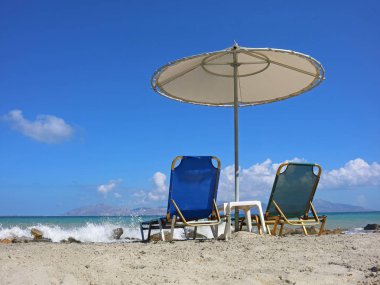 dalgalar sıçramasına ile sahilde boş şezlong