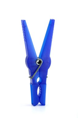 beyaz bir arka plan üzerinde izole mavi plastik mandal