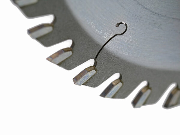 Закрыть часть круглых зубьев пилы изолированы на белом фоне
