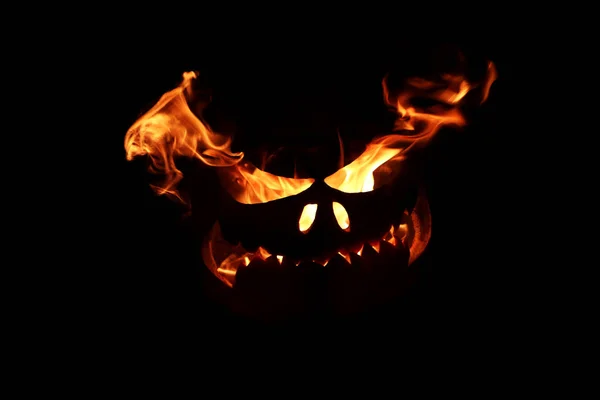 Abóbora halloween com chamas de olhos no fundo escuro — Fotografia de Stock