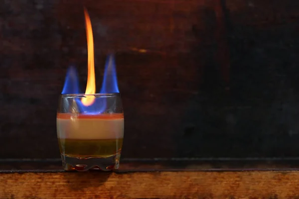 B52 cóctel de alcohol sobre fondo de madera oscura —  Fotos de Stock