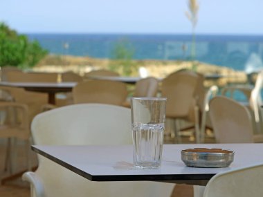 emty cam ve küllük'de bir restoran tabloda beach oteller
