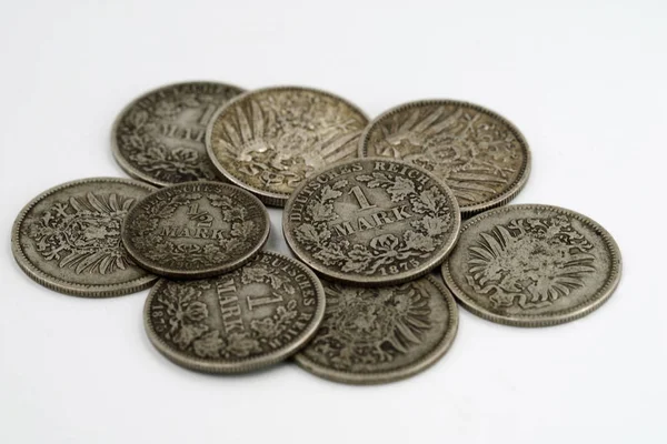 Купу старих монета з німецької імперії, ізольовані на білому тлі — стокове фото