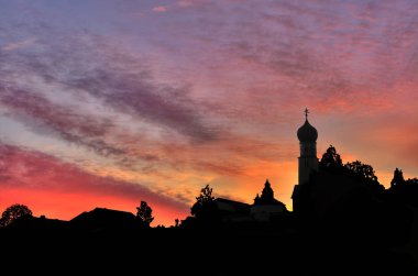 kırmızı ve turuncu günbatımı köyü siluet, kilise, gölge yatay