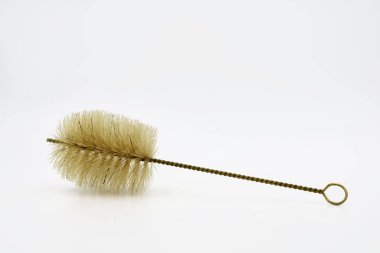 Beyaz arka plan üzerinde tüm azizler günü izole kutsal su fırça