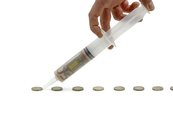 euro para, banknot ve beyaz arka plan üzerinde para enjekte şırınga ile el