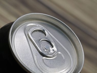 Mevsimlik ahşap arka plan üzerinde siyah alüminyum closeup olabilir