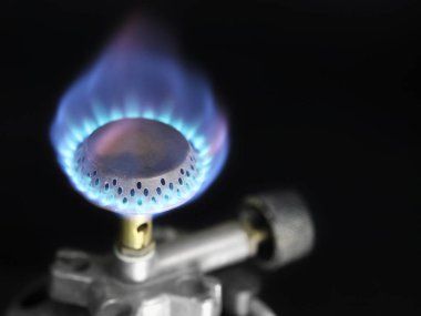 Bir gaz yazıcı kartuşu yazıcı kopya alanı siyah zemin üzerine alevi