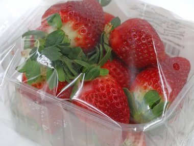 taze çilek plastik kap içinde folyo ile sarma yakın çekim