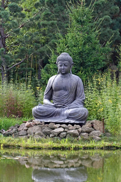 Buda heykeli göl önünde meditasyon, doğada
