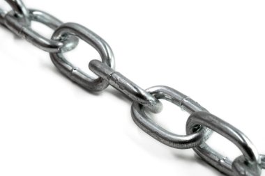 Beyaz arka planda yalıtılmış gergin metal zincir yakın