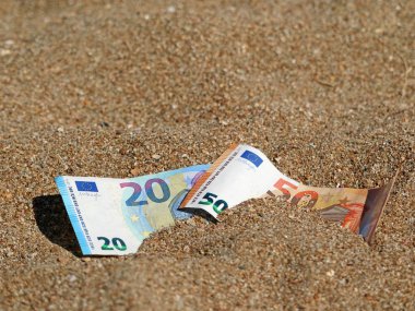 kopya alanı ile plajda kum da elli ve yirmi euro banknot