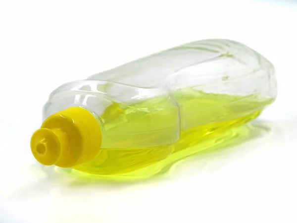 Detergente liquido lavaggio stoviglie in bottiglia di plastica isolata su fondo bianco, colore giallo liquido lavaggio stoviglie — Foto Stock