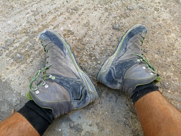 Κοντά στα εξαντλημένα αρσενικά πόδια με σκονισμένες μπότες μετά την πεζοπορία — Φωτογραφία Αρχείου