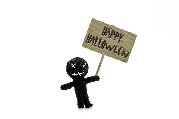 Feliz mensagem de Halloween no sinal de madeira com boneca vodu preto isolado no fundo branco — Fotografia de Stock