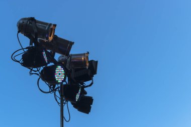 Çok renkli Led ışıklar kutup mavi gökyüzü arka plan ile tepesinde ile siyah sahne ışıkları