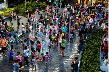 Bangkok, Tayland, 2018 Nisan 13, birçok kişi mücadele veriyor Mega Bangna Alışveriş Merkezi, Bangna-Trad yol faaliyet alanında Songkran Festivali. Bangkok, Songkran Festivali Tayland, editoryal iyi bir kültürel gelenek olduğunu..