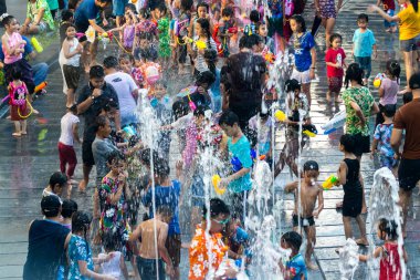 Bangkok, Tayland 2018 Nisan 13, birçok kişi Songkran Festivali Mega Bangna Alışveriş Merkezi, Bangna-Trad yol faaliyet alanı içinde mücadele ediyoruz. Bangkok, Songkran Festivali Tayland, editoryal iyi bir kültürel gelenek olduğunu..