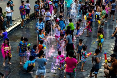 Bangkok, Tayland 2018 Nisan 13, birçok kişi Songkran Festivali Mega Bangna Alışveriş Merkezi, Bangna-Trad yol faaliyet alanı içinde mücadele ediyoruz. Bangkok, Songkran Festivali Tayland, editoryal iyi bir kültürel gelenek olduğunu..