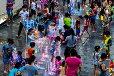 Bangkok, Tayland 2018 Nisan 13, birçok kişi Songkran Festivali Mega Bangna Alışveriş Merkezi, Bangna-Trad yol faaliyet alanı içinde mücadele ediyoruz. Bangkok, Songkran Festivali Tayland, editoryal iyi bir kültürel gelenek olduğunu..