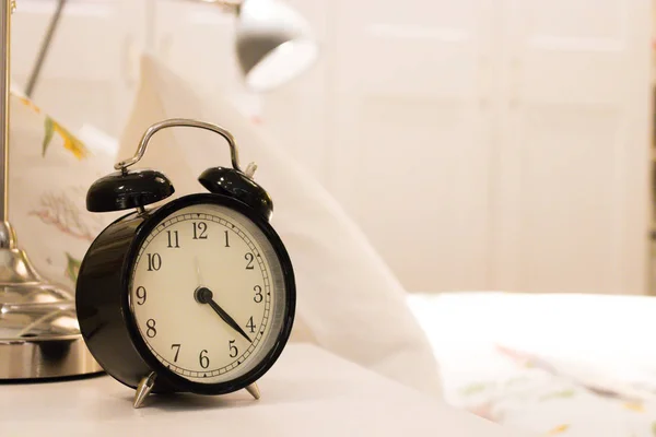 Reloj Despertador Negro Mesita Noche Con Fondo Cama Blanca Habitación —  Fotos de Stock