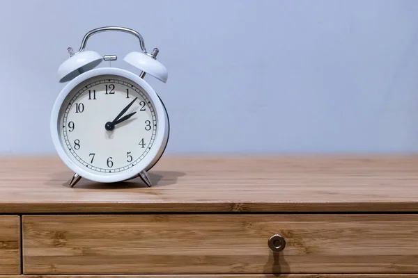 Reloj Despertador Blanco Escritorio Madera Con Fondo Pared Azul —  Fotos de Stock