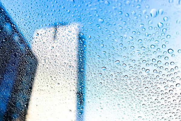 Bąbelek Deszcz Kropla Wysokiego Budynku Wokół Samochodu Lusterko Przednie — Zdjęcie stockowe