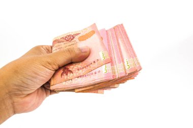 Beyaz arka plan üzerinde izole adamın elinde Tayland banknotlar