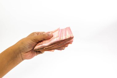 Beyaz arka plan üzerinde izole adamın elinde Tayland banknotlar