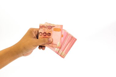 Beyaz arka plan üzerinde izole adamın elinde Tayland banknotlar