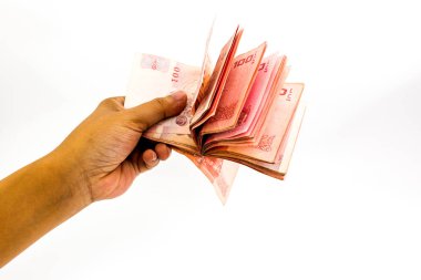 Beyaz arka plan üzerinde izole adamın elinde Tayland banknotlar