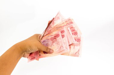 Beyaz arka plan üzerinde izole adamın elinde Tayland banknotlar