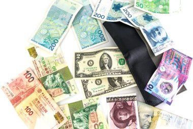 Çoklu para birimi banknotlar ile beyaz arka plan üzerinde izole bir erkek cüzdan.