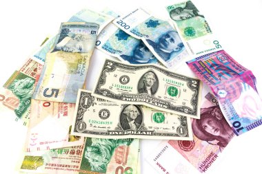 Çoklu para birimi banknotlar ile beyaz arka plan üzerinde izole bir erkek cüzdan.