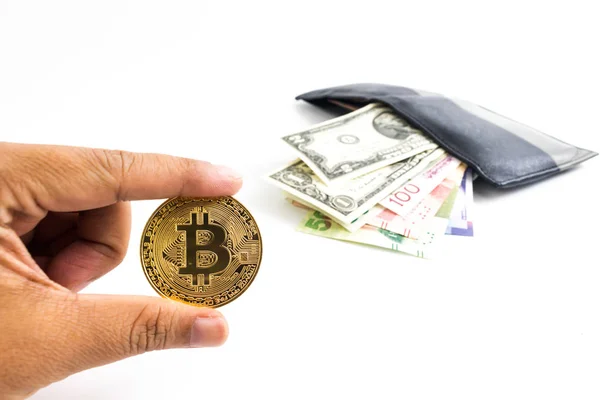 Beyaz arka plan üzerinde izole çoklu para birimi banknot olan adam elinde Bitcoin