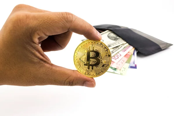 Beyaz arka plan üzerinde izole çoklu para birimi banknot olan adam elinde Bitcoin