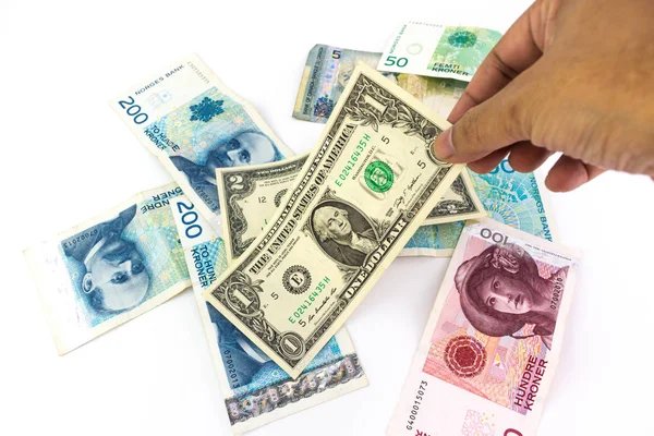 Adamın elini ABD malzeme çekme doları banknot çoklu para birimi banknotlar beyaz arka plan üzerinde izole yukarıda