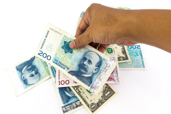 Adamın elini ABD malzeme çekme doları banknot çoklu para birimi banknotlar beyaz arka plan üzerinde izole yukarıda