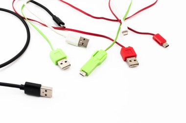 Beyaz arka plan üzerinde izole dağınık tel ile USB konektörü