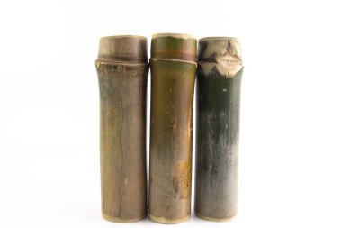 Beyaz arka plan üzerinde izole bambu tüp