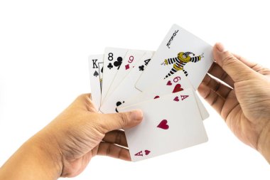 Beyaz arka plan üzerinde izole adamın elini şaka kart oyun kozunu oynuyor.