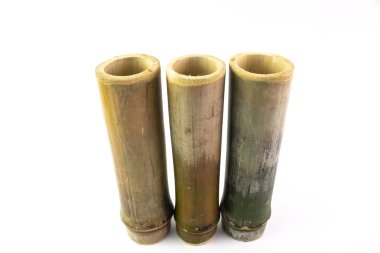 Beyaz arka plan üzerinde bambu tüp delik izole bambu tüp